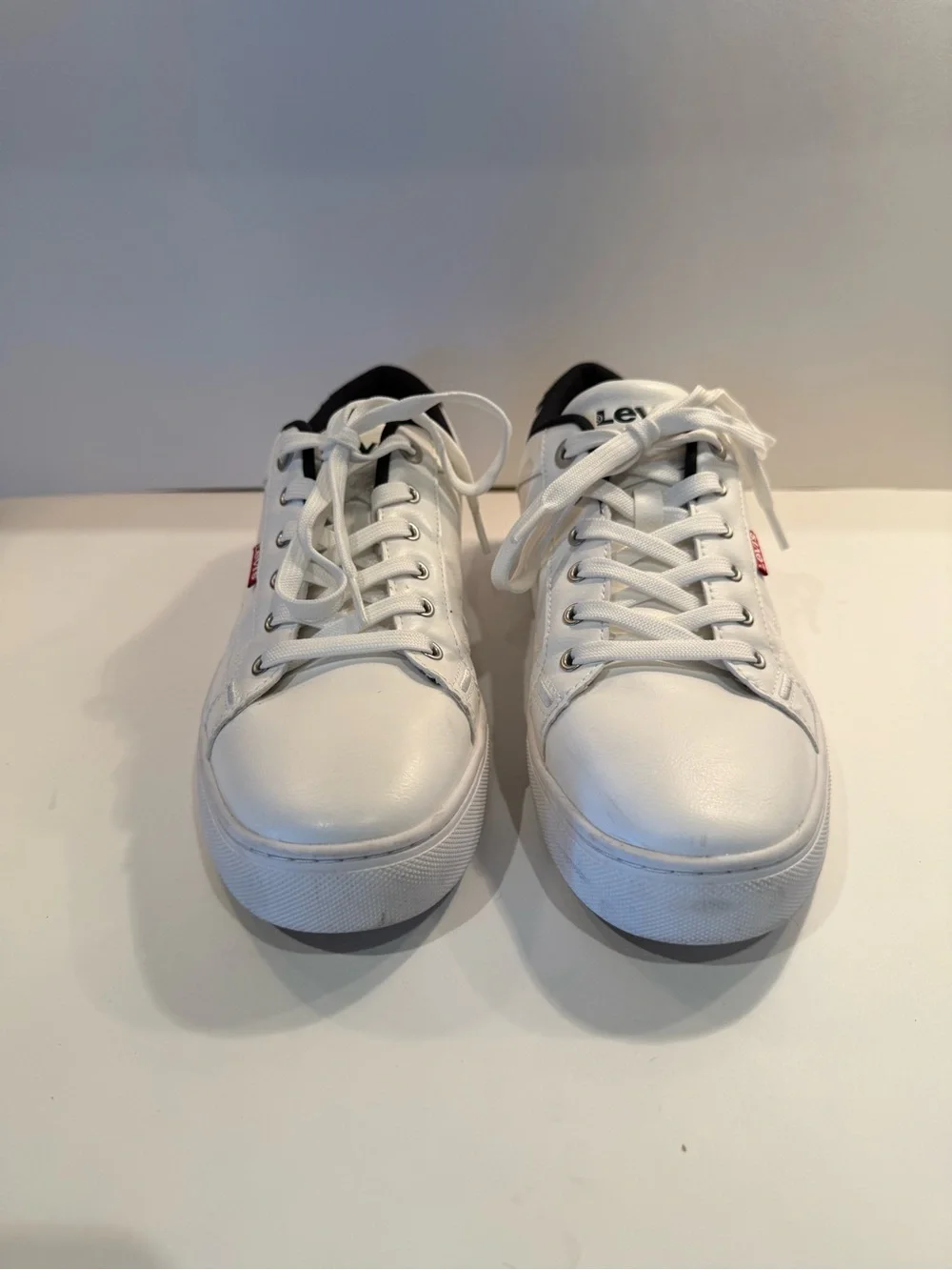Levi's Men's White Courtright Low-Top Sneakers with Navy Trim